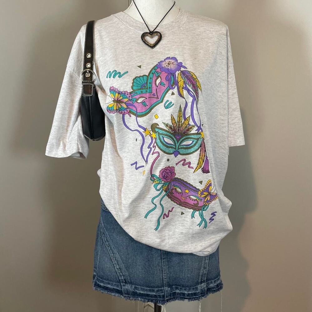 Mardi Gras Masks Butterflies Vintage Gray Graphic T-shirt